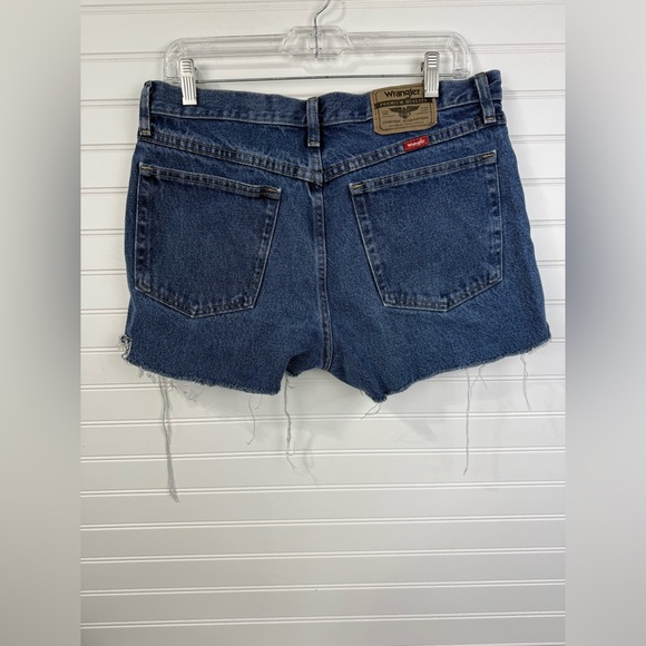 Wrangler women’s cut off denim shorts. Size 32. - Picture 2 of 6